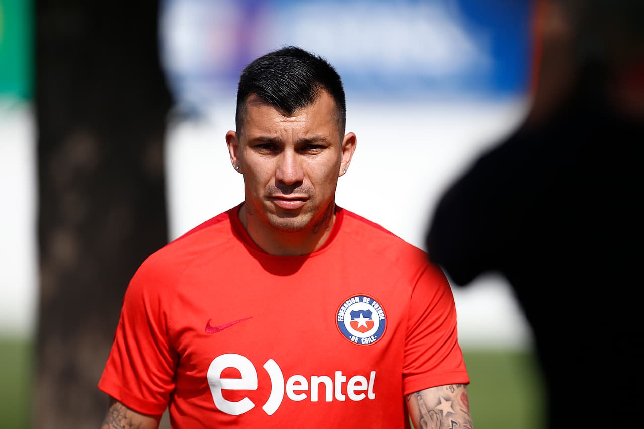 Gary Medel (Inter de Milán) - A falta de la llegada de Alexis Sánchez y Arturo Vidal en el primer entrenamiento, la 'Rojita' prepara el importante partido ante Argentina , este jueves, y el siguiente ante Venezuela.