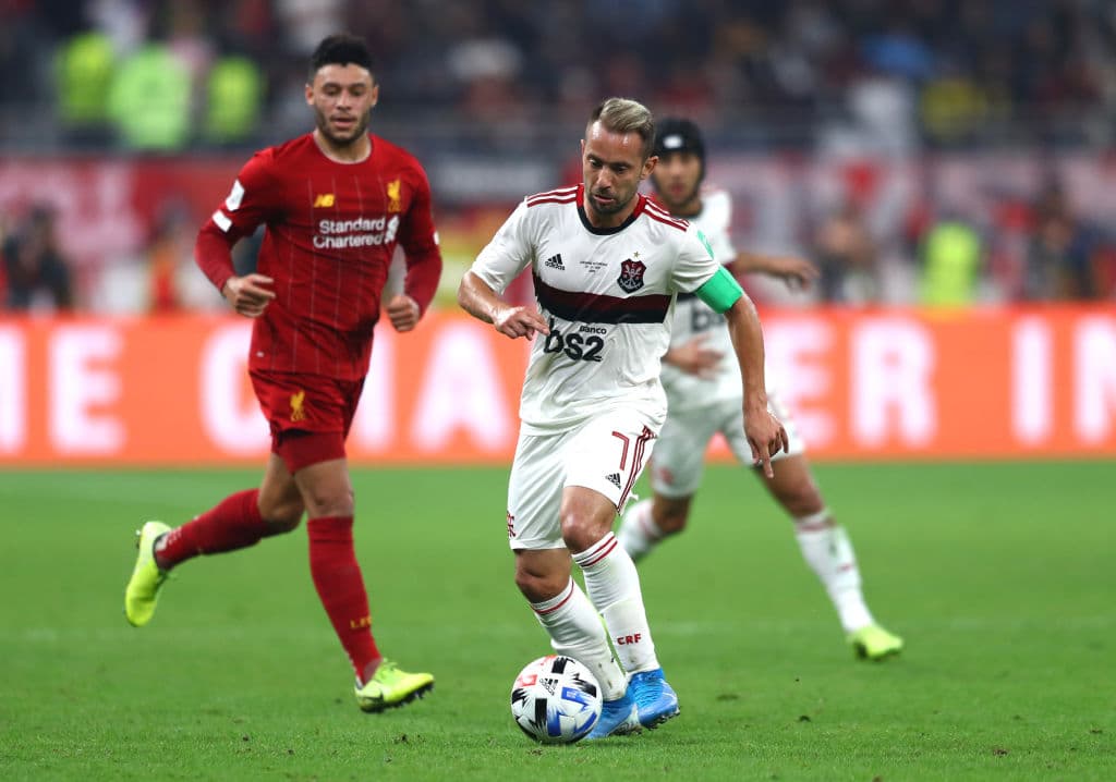 Everton Ribeiro del CR Flamengo corriendo con el esférico.
