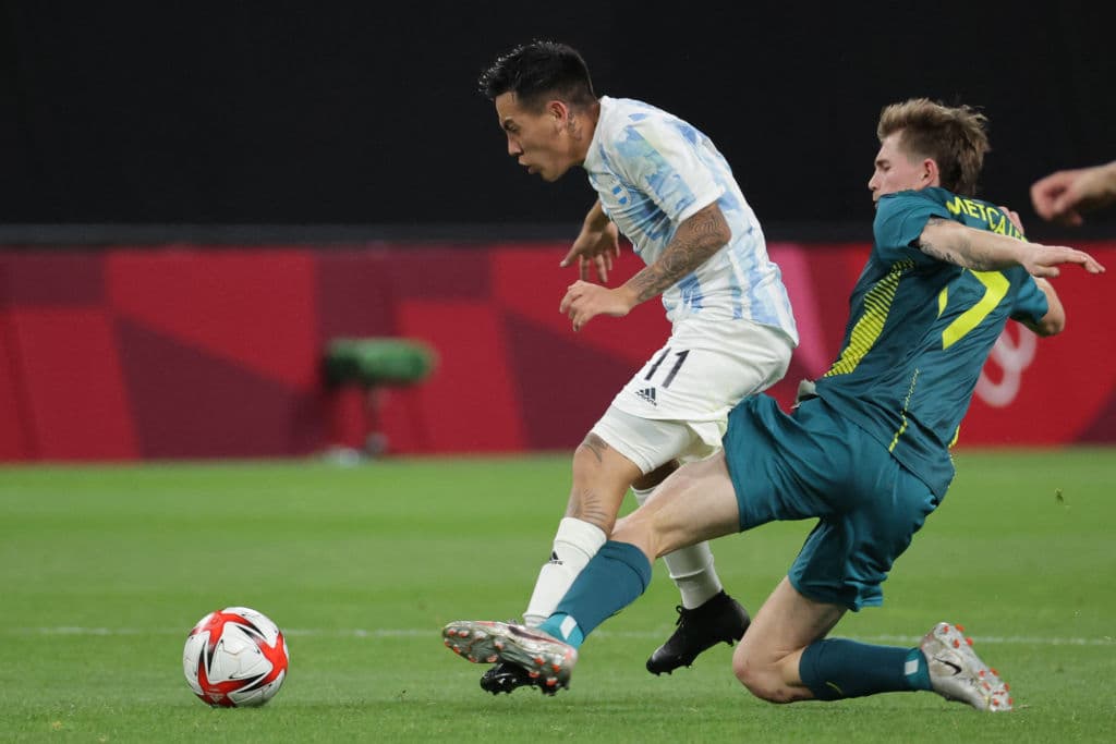 Australia se impone a Argentina 2-0 en su fecha inaugural del Grupo C en los JO de Tokio 2020. Lachlan Wales y Marco Tilio le dieron el triunfo a la escuadra 'aussie'. La escuadra albiceleste se enfrentará ante Arabia Saudita, mientras que España se enfrentará al equipo australiano.