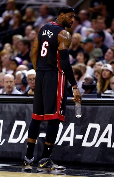 Todo o nada. Dispuestos a dejar la vida en la cancha San Antonio fue por su quinto campeonato mientras Miami buscaba salir de la mala racha 3-1 pese a que ningún equipo en la historia lo había logrado en una final. San Antonio apaleó a Miami.          