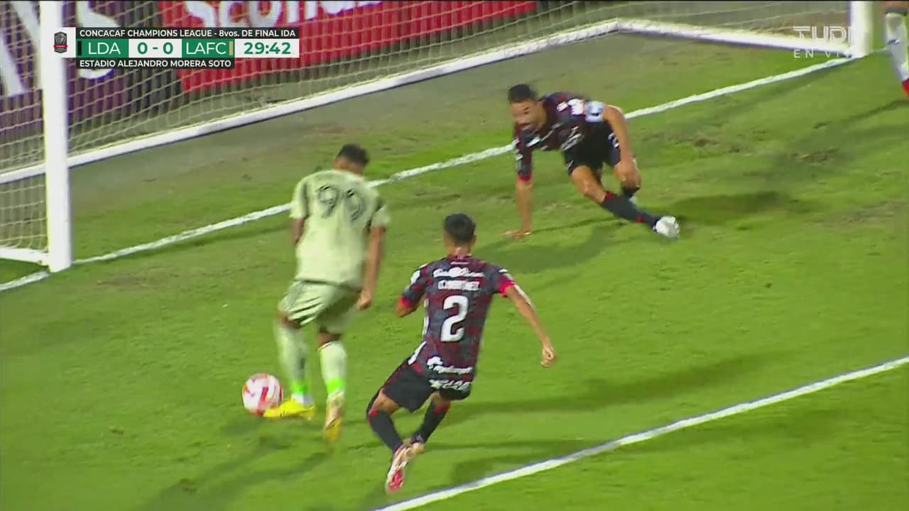 ¡La que se acaba de comer! Bouanga la pega al poste con el marco abierto