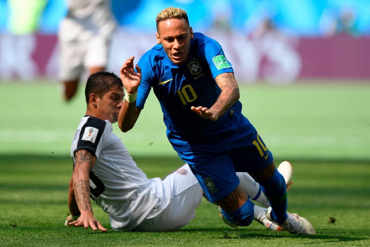 Los jugadores costarricenses recurrieron al juego fuerte para detener a Neymar.