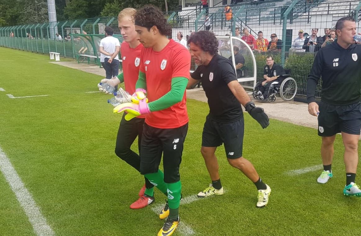 Guillermo Ochoa debutó con el Lieja.