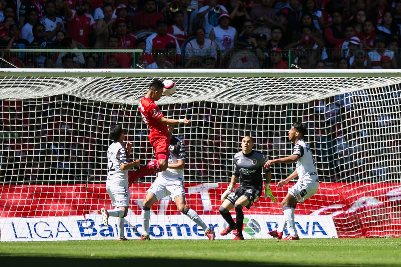 Al minuto 26 llegó el 1-0 para Toluca en un centro que cabeceó el delantero colombiano Fernando Uribe, imposible para Gibran Lajud.