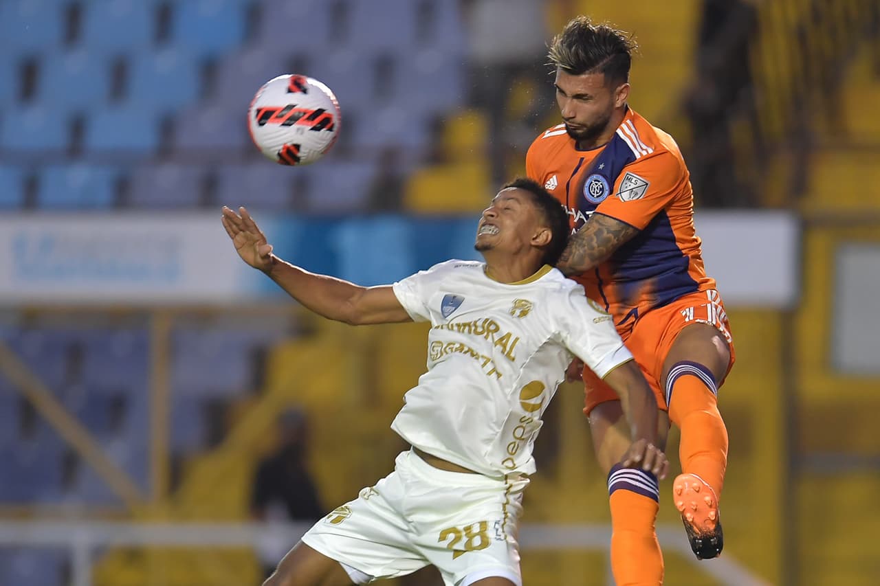 Al 28', un cabezazo de Comunicaciones parecía meterse en el arco de Johnson, quien estaba dentro del arco al momento del remate, pero alcanzó a rechazar. El VAR revisó la jugada, pero concluyó que el balón no entró.