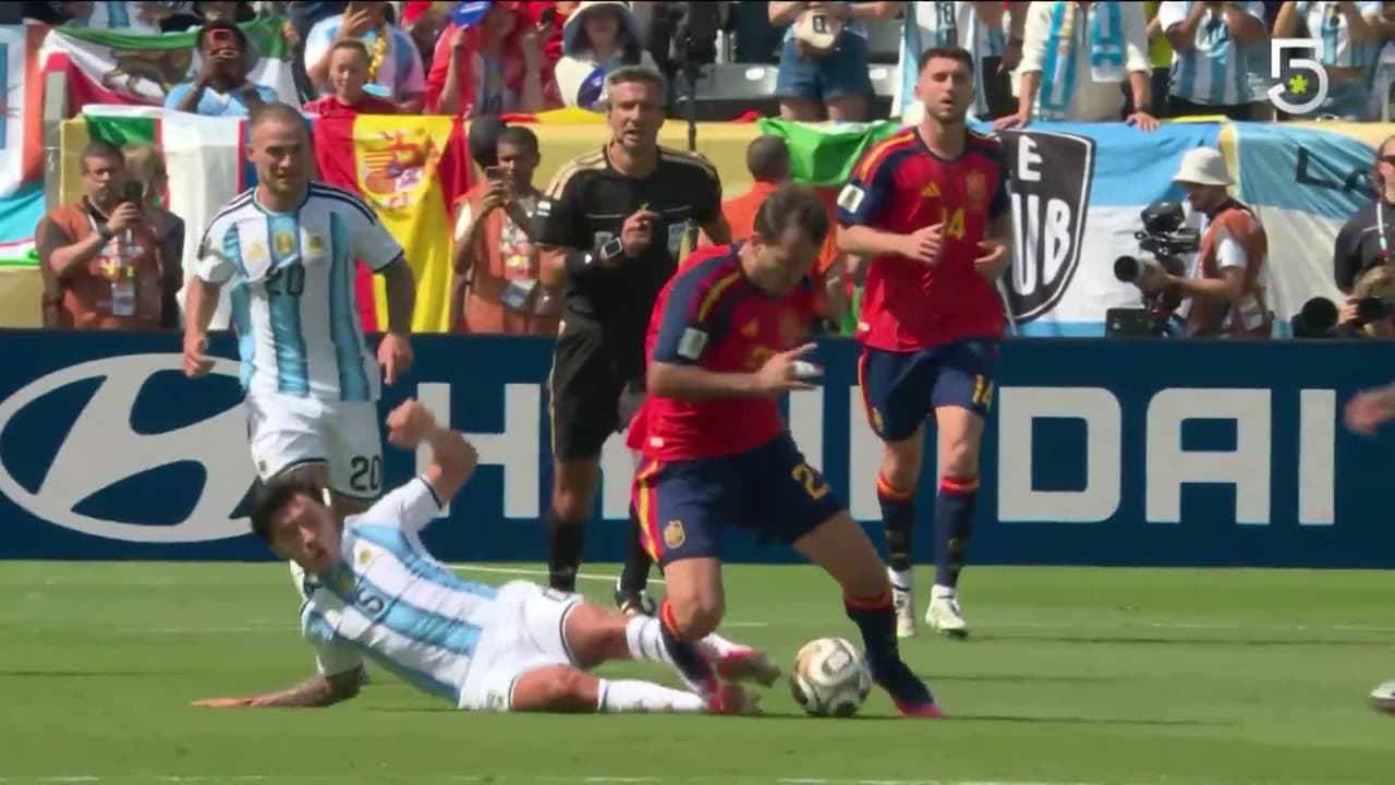 ¡La primera amarilla del España vs. Argentina es para 'Licha' Martínez!