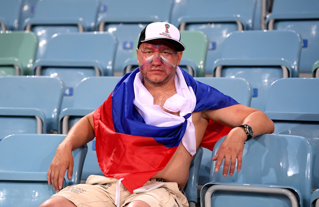 Aficionado ruso lamenta la eliminación de su equipo durante la Copa Mundial de Fútbol.