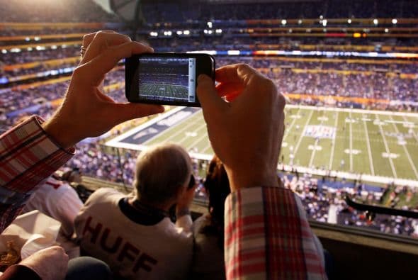 Los aficionados en el Lucas oil Stadium no perdieron la oportunidad de tomar fotografías al por mayor.