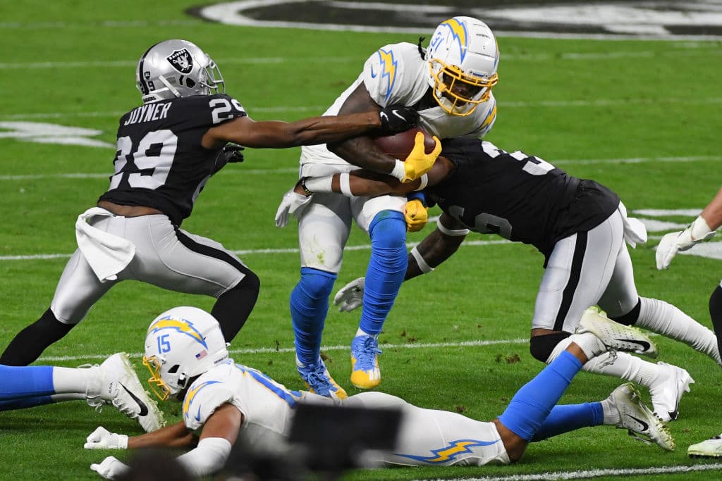 Raiders no logran finiquitar a los Chargers y en menos de cuatro minutos consiguen la victoria 30-27.