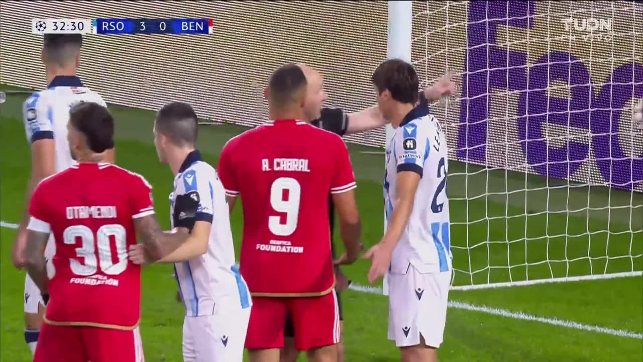 ¡TIRO ATAJADO! disparo por Nicolás Otamendi.