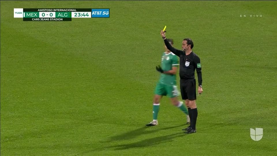 Tarjeta amarilla. El árbitro amonesta a Héctor Herrera de Mexico