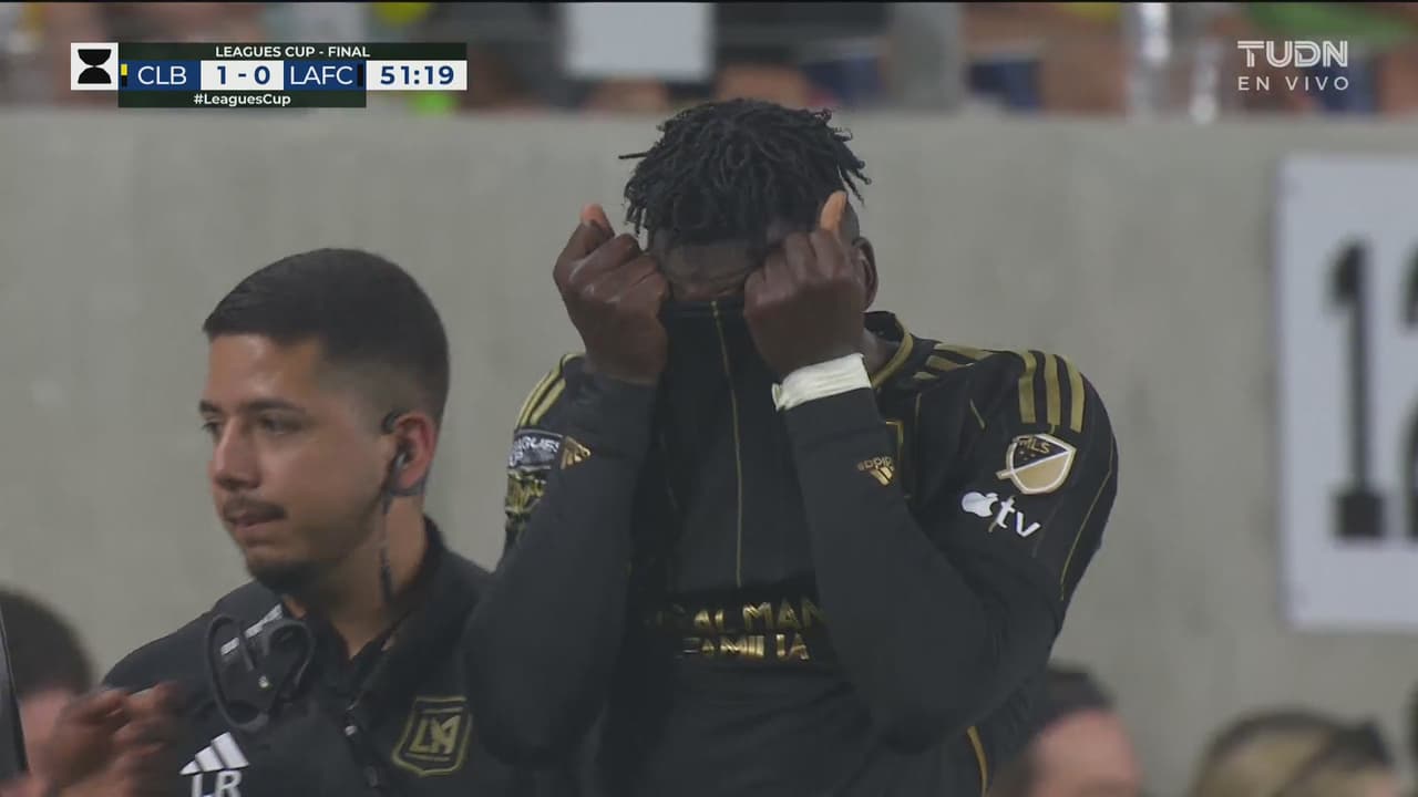 ¡Dura lesión! Jesús Murillo tuvo que salir por el dolor en la rodilla