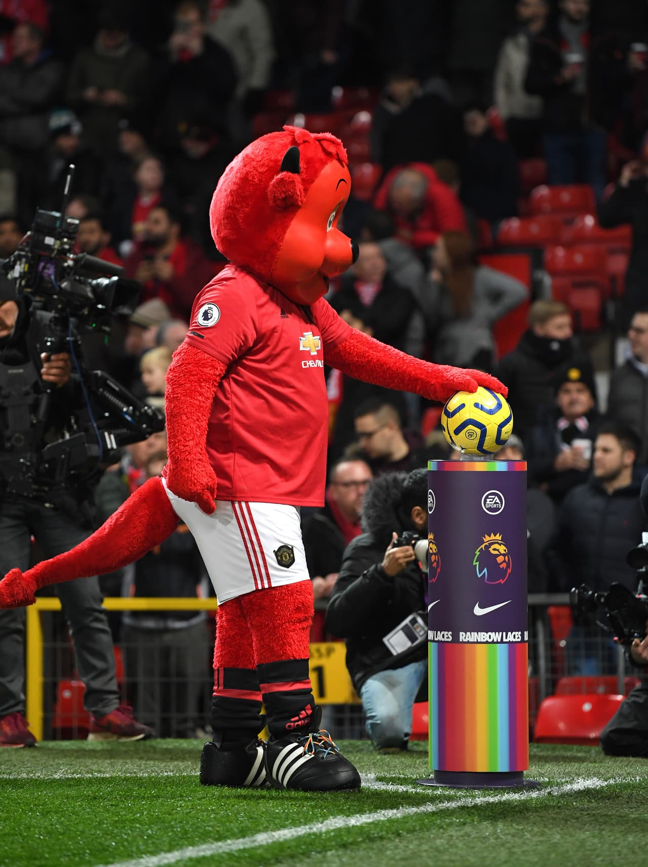 Por dos semanas, los partidos de la Premier League se llenarán de arcoíris para celebrar la campaña ‘Rainbow Laces’ como muestra de apoyo a la comunidad LGTB dentro y fuera del futbol, donde no haya discriminación y demostrar que el poder del futbol une a la gente.