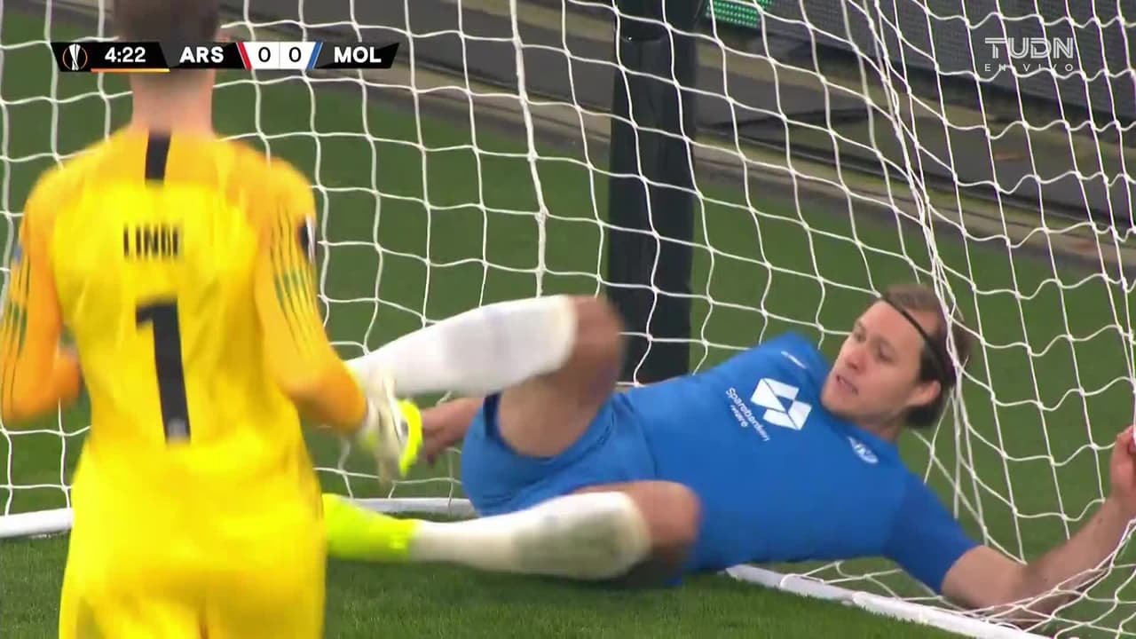 ¡TIRO ATAJADO! disparo por Edward Nketiah.