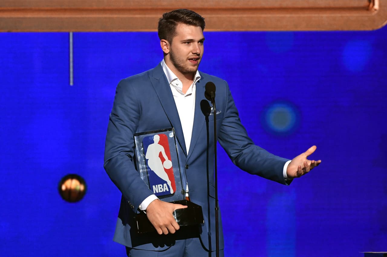 El ex Real Madrid Baloncesto y actual jugador de los Dallas Mavericks, Luka Doncic, se quedó con el premio al Novato del Año.