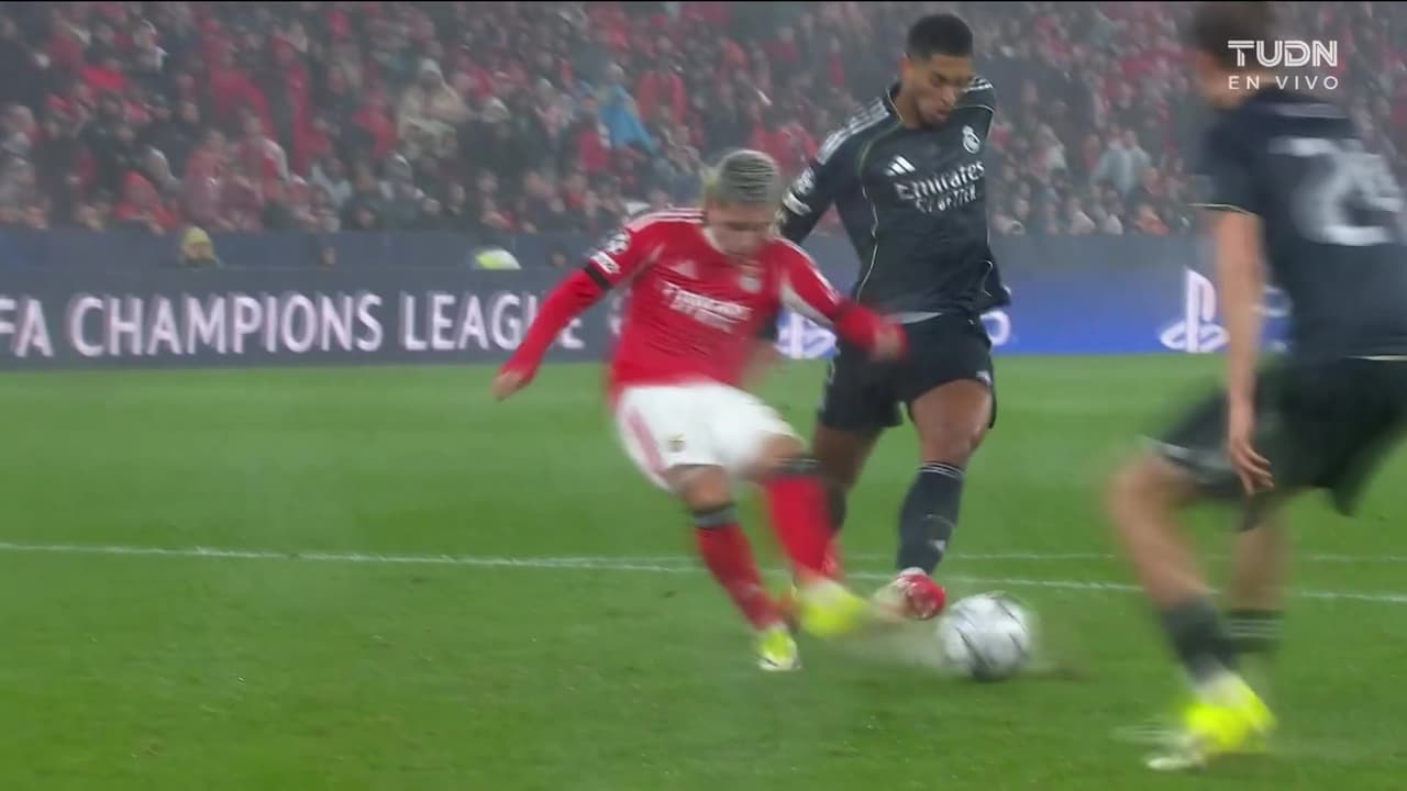¡No hay penal! En el Benfica vs. Real Madrid el árbitro no marca la falta