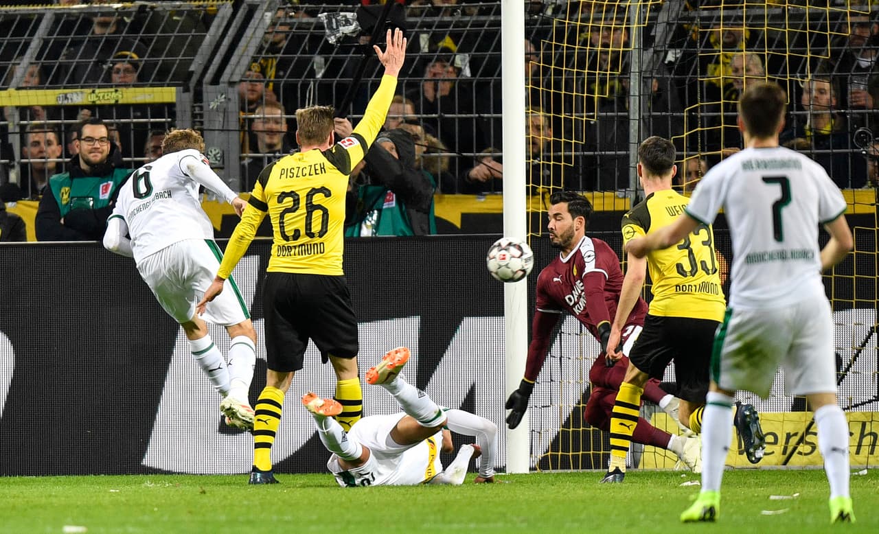 Pero en tiempo de compensación del primer tiempo se vino la respuesta del escolta de la liga, cuanod tras un rebote que escupió el suizo Roman Burki, vino el empate.