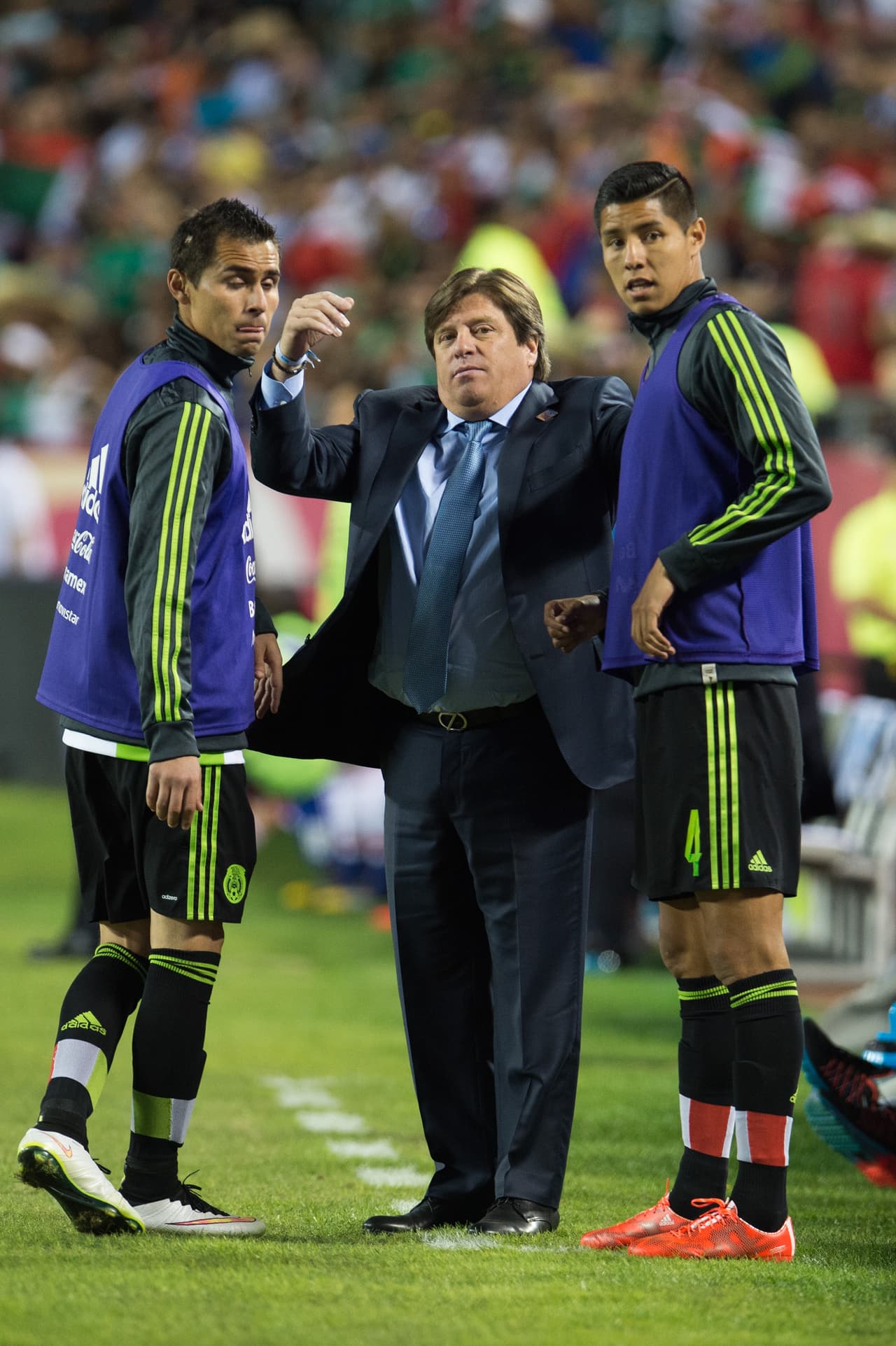 Hugo Ayala- Sangre nueva con buena colocación y con buena reacción por arriba. Calificación 8