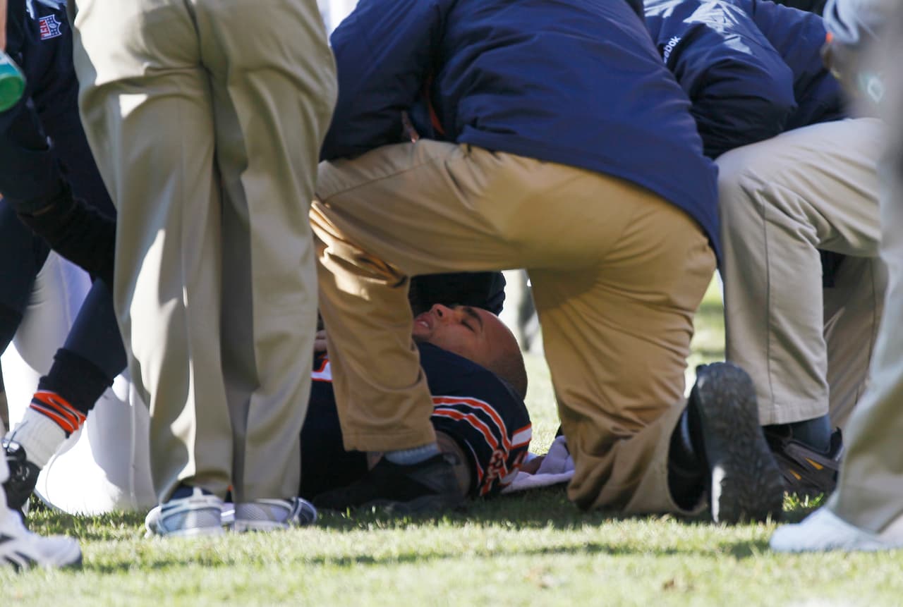 Knox se fracturó una vértebra y comprometió su sistema nervioso en esa zona. Se sometió a una cirugía de fusión en la espina, pero no le fue posible regresar a los campos y terminó retirándose.