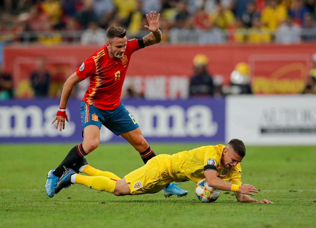 Partido disputado en el mediocampo.