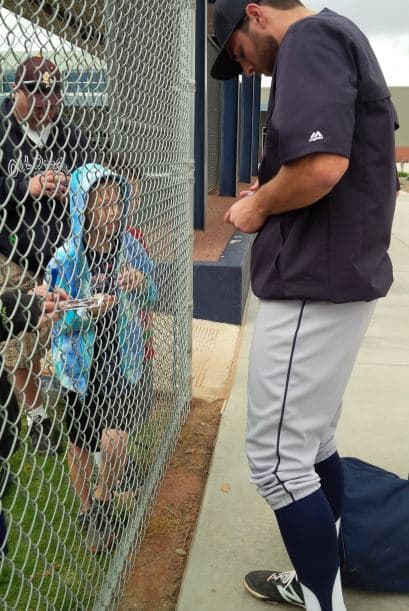 "Detrás" de los entrenamientos de primavera de la MLB, los atléticos jugadores de las grandes ligas muestran todo su talento... y mucho más que eso. Aparte de ejercitarse y compartir con sus seguidores, los beisbolistas lucieron sus atributos de espalda especialmente para las fans.