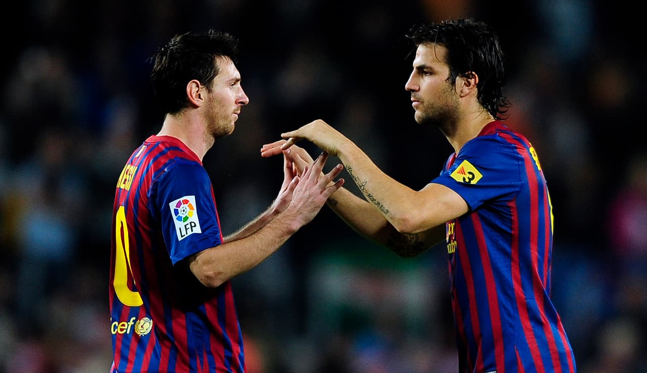 <b>¡Feliz cumpleaños 33, Cesc Fàbregas!</b>
<br>- Como parte del cumpleaños de Cesc, recordamos lo que sucedió entre él y Messi cuando se encontraron por primera vez en La Masía, en la cantera del Barcelona.