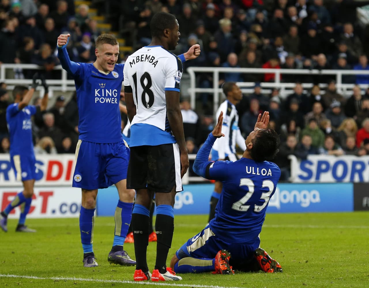 Leonardo Ulloa celebra su gol en el triunfo de Leicester.