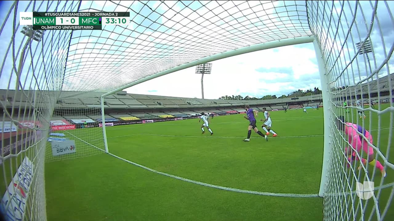 ¡CERCA! Efraín Velarde disparó que se estrella en el poste.