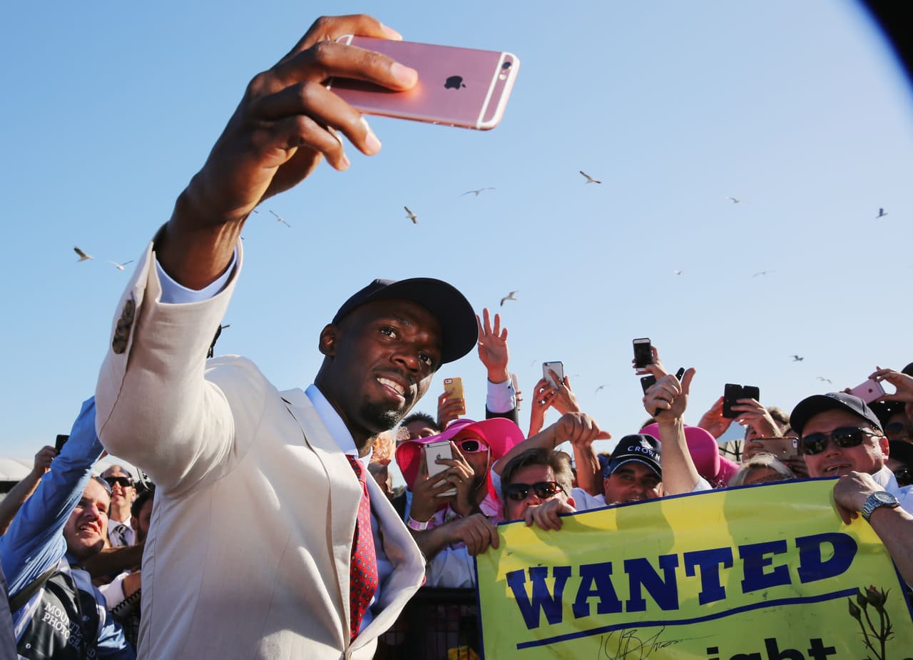 El atleta Usain Bolt también demuestra que sin los fanáticos no se sentiría a figura que es. El ganador de 9 oros olímpicos no pierde oportunidad para una selfie con la gente.