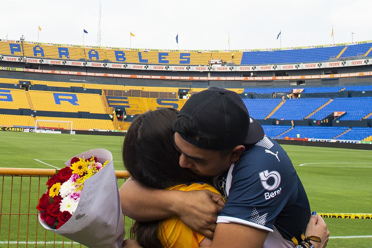 Monaly le dijo que sí a Uriel y este par de fanáticos de Tigres y Rayados serán felices por siempre.