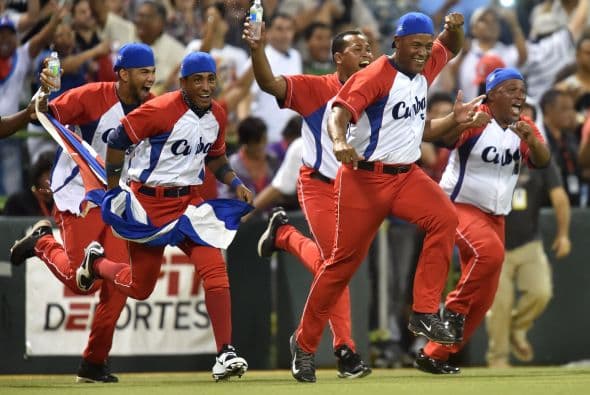 Los Vegueros de Pinar del Río se coronaron campeones de la Serie del Caribe 2015 al derrotar en la final a los Tomateros de Culiacán 3-2.