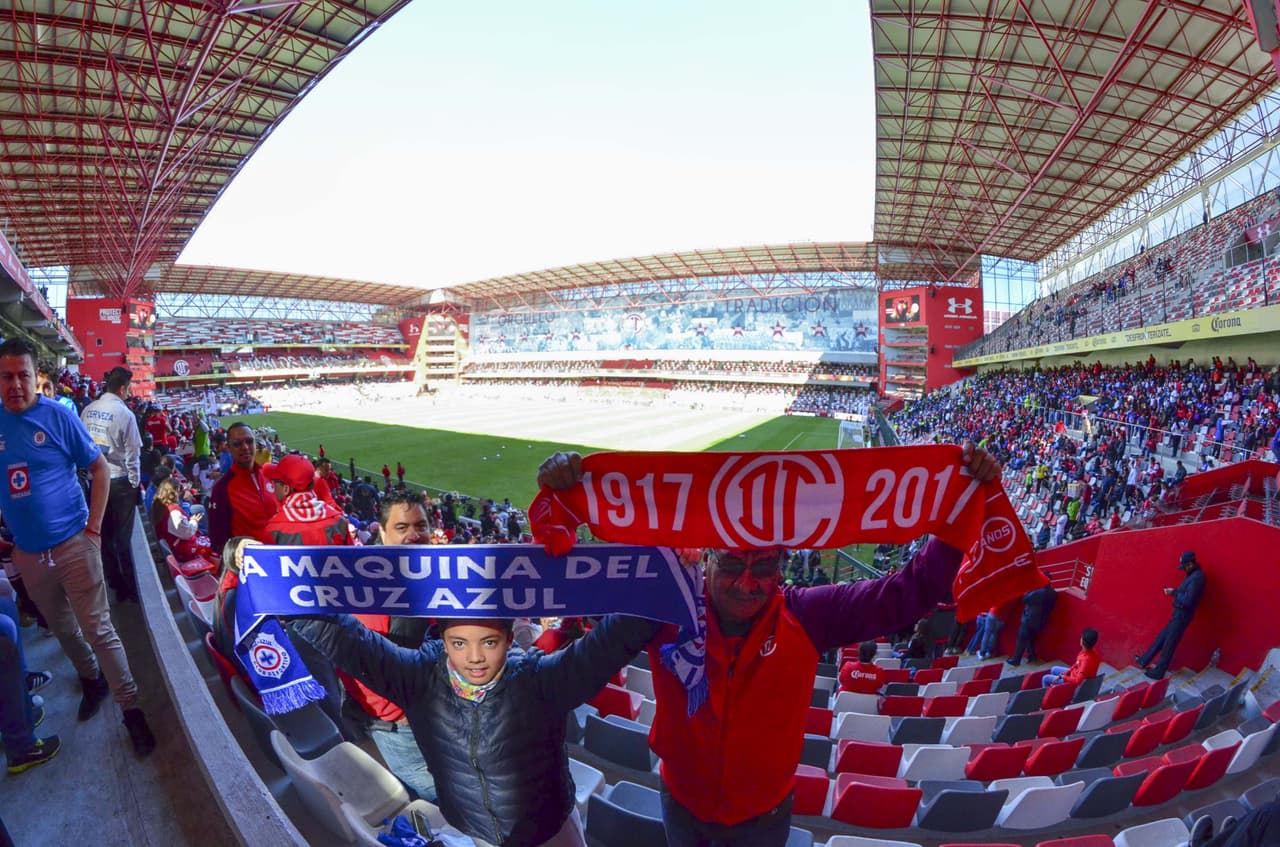 El colorido de los hinchas y de las animadoras en el estadio Nemesio Díez prendió la fiesta del partido entre Toluca y Cruz Azul por la Jornada 6 del Clausura 2019 de la Liga MX.