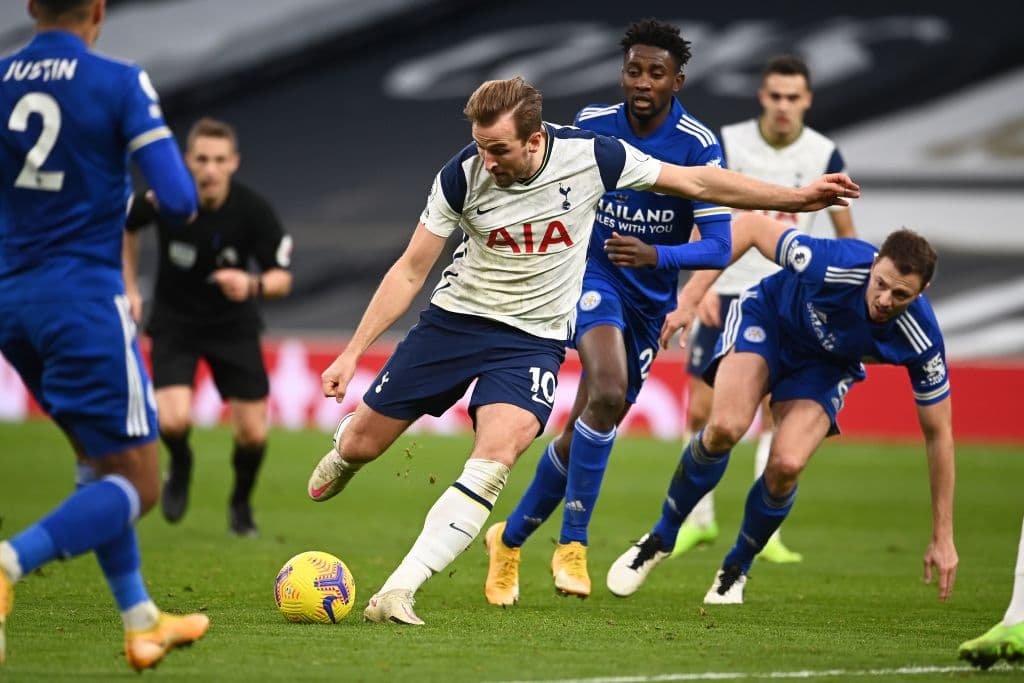 Leicester City se impone en casa del Tottenham y se lleva la victoria 2-0. Jamie Vardy fue el autor del primer gol al minuto 49 y un rebote en Toby Alderweireld, se convierte en autogol. Los 'Spurs' caen a la quinta posicion de la tabla, mientras que los 'Foxes' ocupan el segundo lugar en la Premier League.