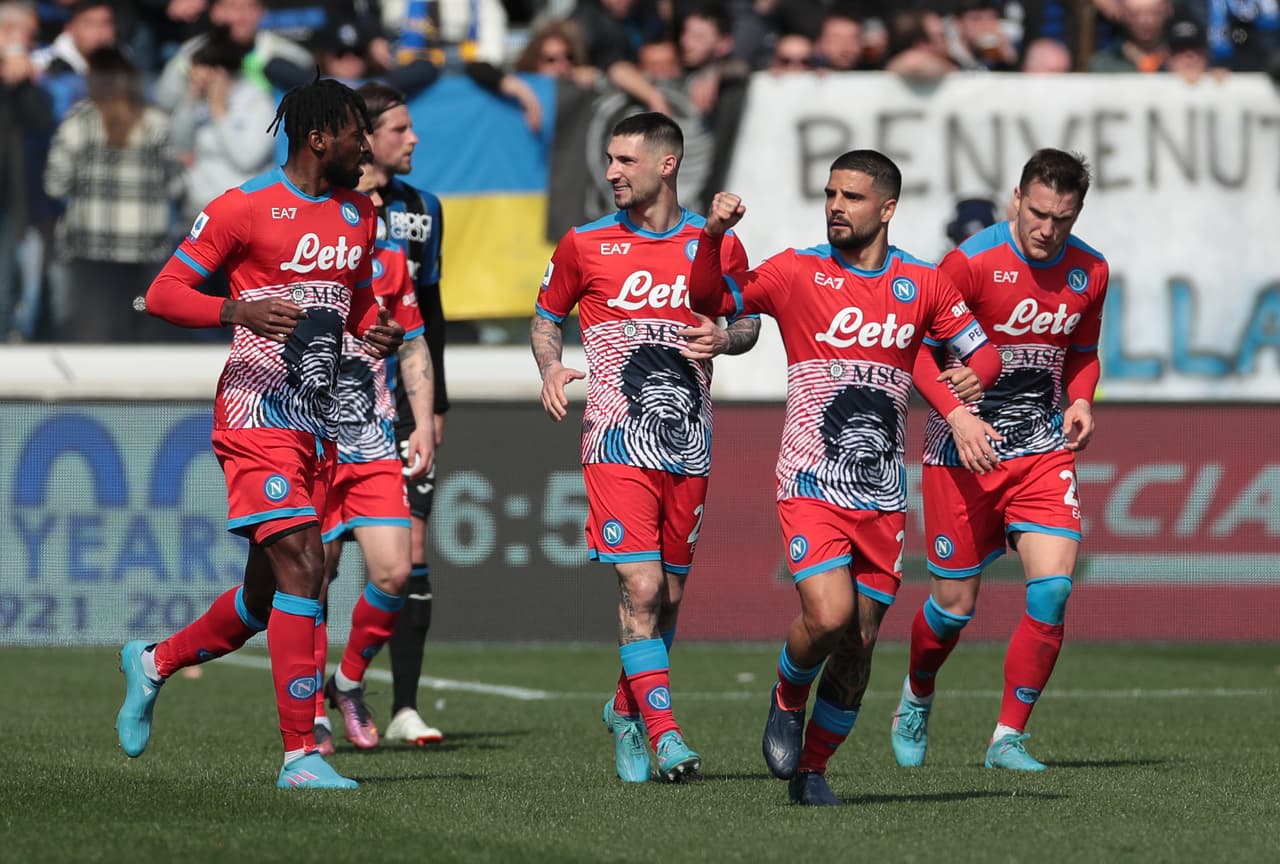 Napoli venció al Atalanta con goles de Lorenzo Insigne, Matteo Politano, Eljif Elmas, quien anotó tras recibir el balón de Hirving Lozano.