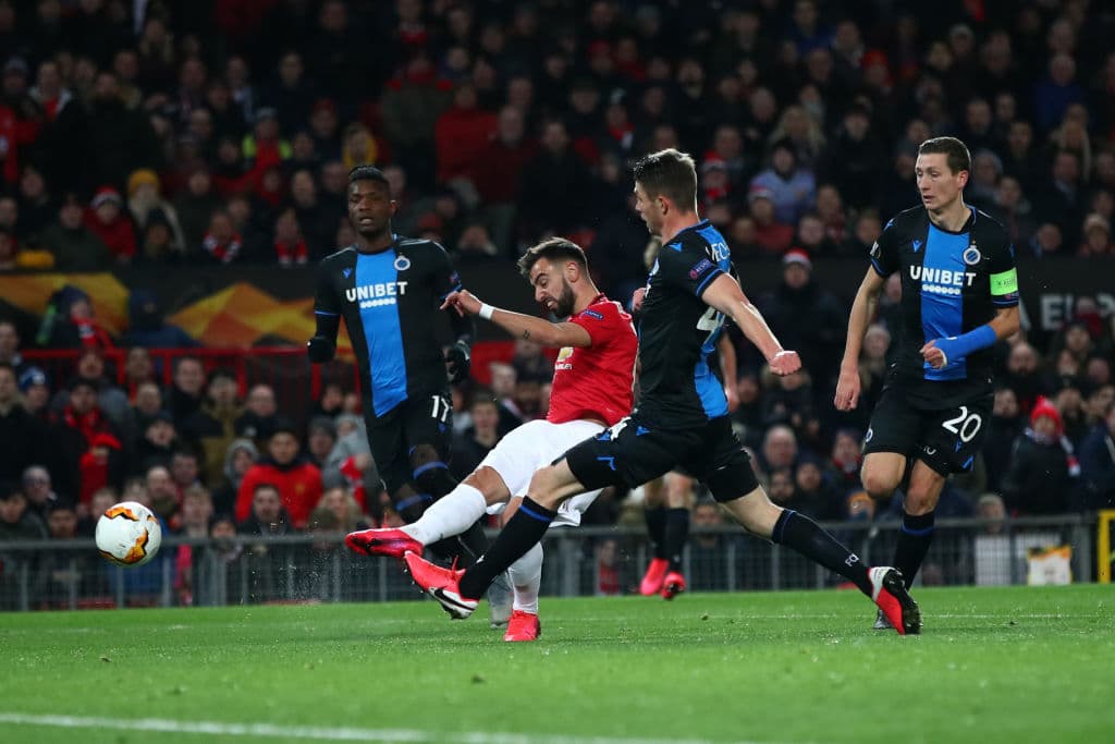 Primer aviso de Bruno Fernandes al Brugge, disparo potente que rechaza el portero belga Mignolet.