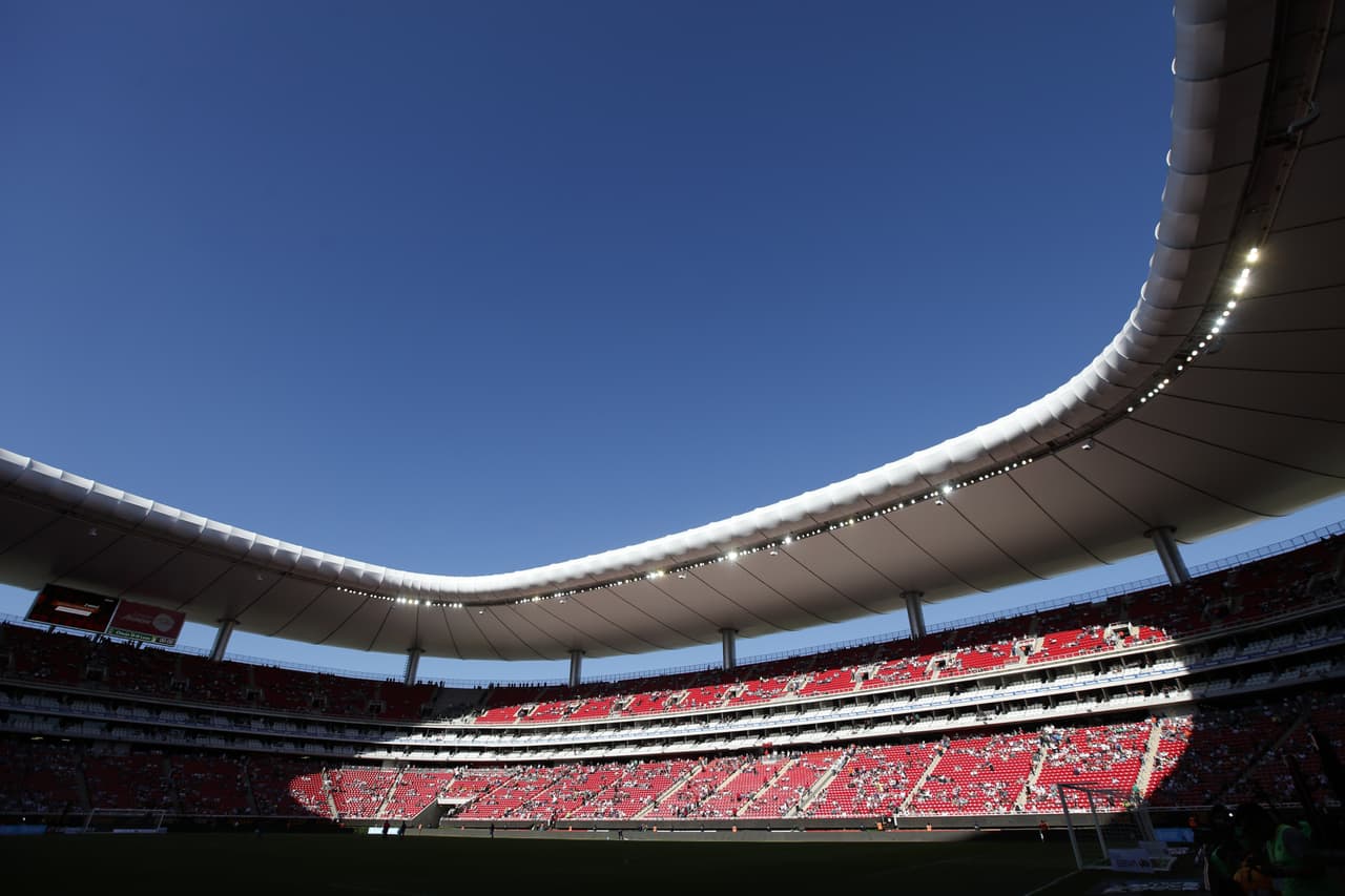 Chivas recupera el buen momento tras vencer con autoridad 2-0 a León y apunta al Clásico Tapatío ante Atlas.