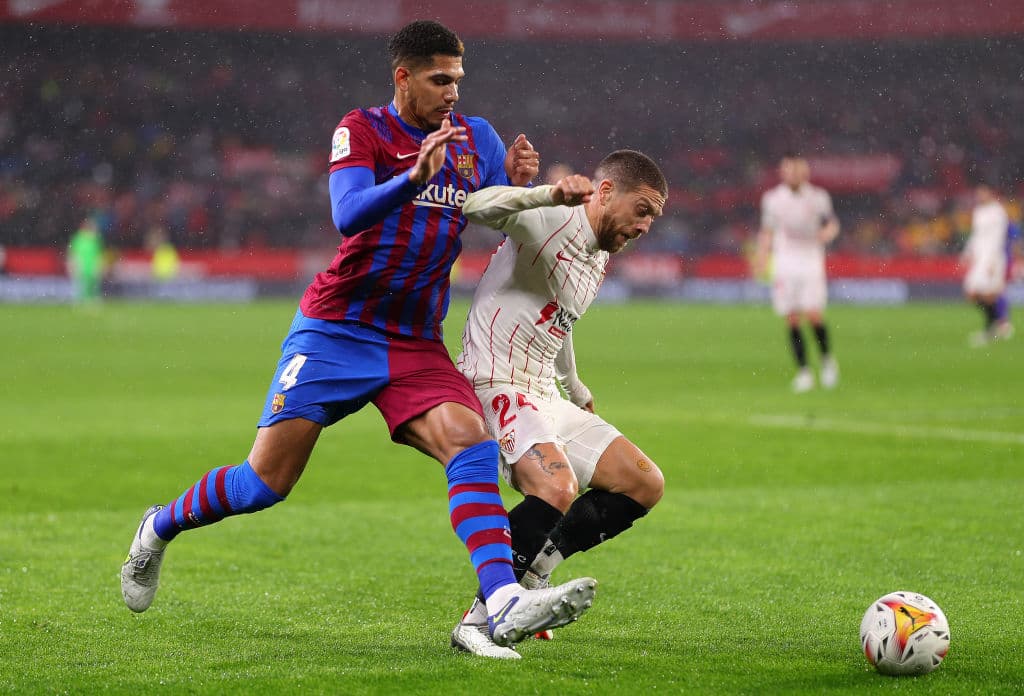 Con goles del Papu Gómez y Ronal Araujo, Sevilla y Barcelona nos regalan un muy entretenido empate 1-1 en el juego de jornada 4 que tenían pendiente.