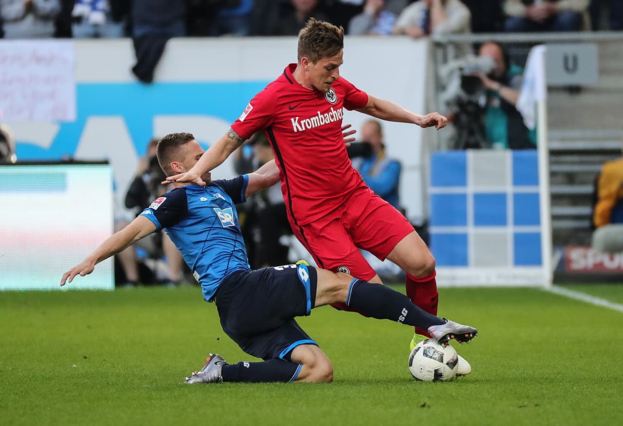 Por la banda izquierda, Bastia Oczipka intentó llevar paligro al arco del Hoffenheim pero nunca pudo conseguirlo. Acá sufría un corte de Pavel Kaderabek.