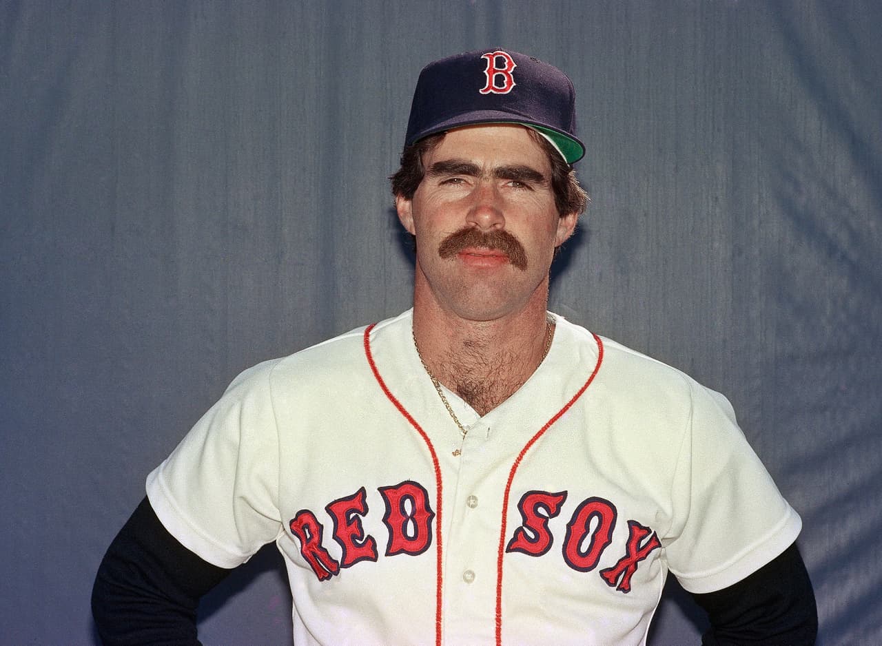 <b>Bill Buckner</b>, un bateador estelar que se hizo famoso por estar involucrado en una de las jugadas más infames en la historia del béisbol, 
<b><a href="https://www.univision.com/deportes/mlb/fallece-bill-buckner-la-leyenda-de-los-red-sox-que-extendio-la-maldicion-del-bambino" target="_blank">murió este lunes a los 69 años de edad. </a></b>