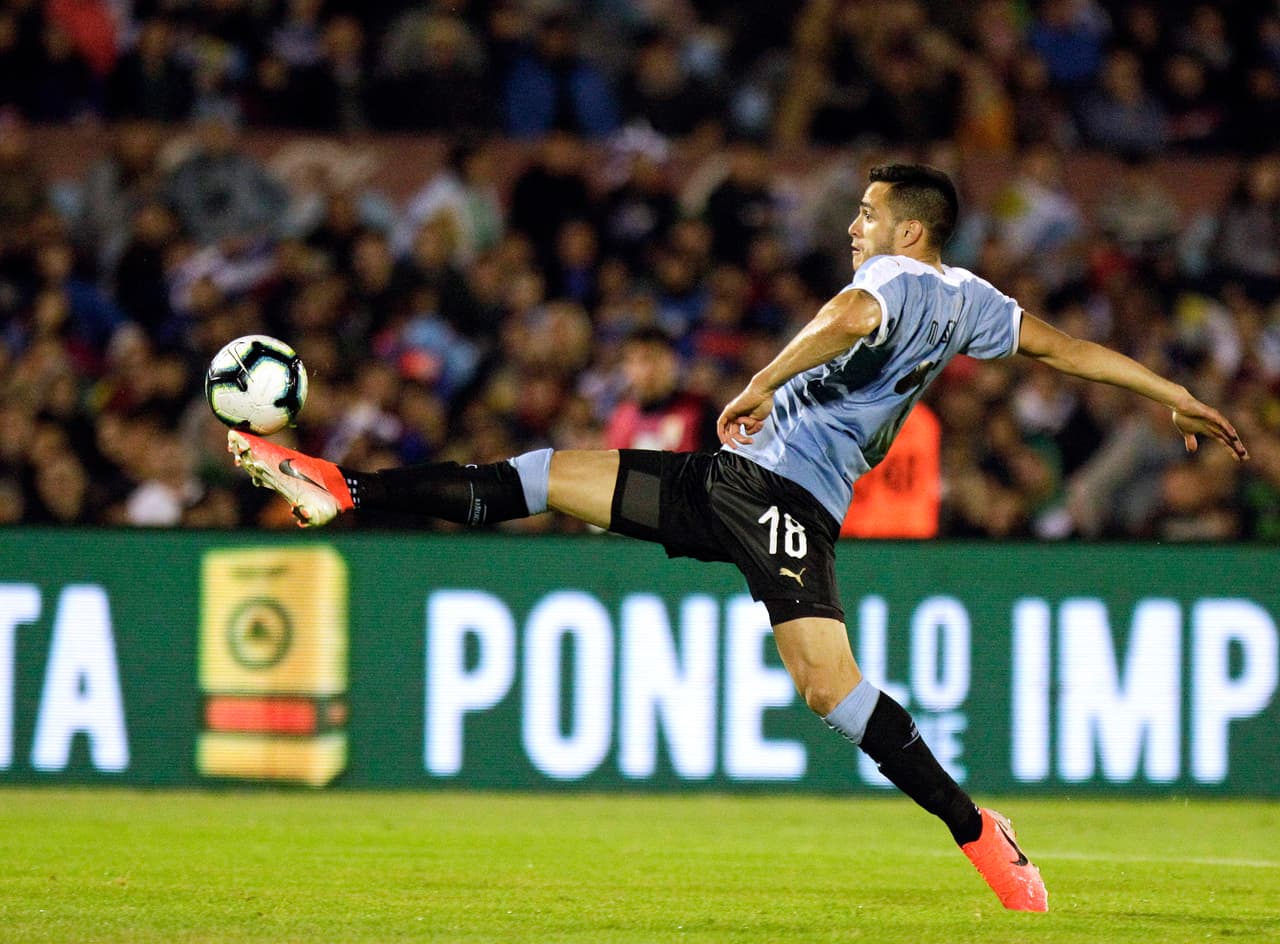 Con la ventaja en la pizarra, los uruguayos se dedicaron a trasladar el esférico a placer por toda la cancha.