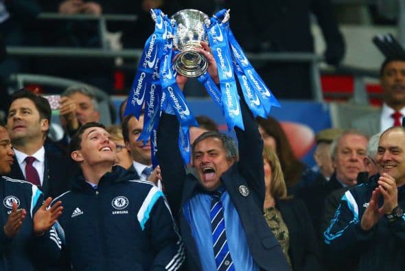 José Mourinho se mostró alegre y efusivo en los festejos levantando el trofeo con alegría y entusiasmo.