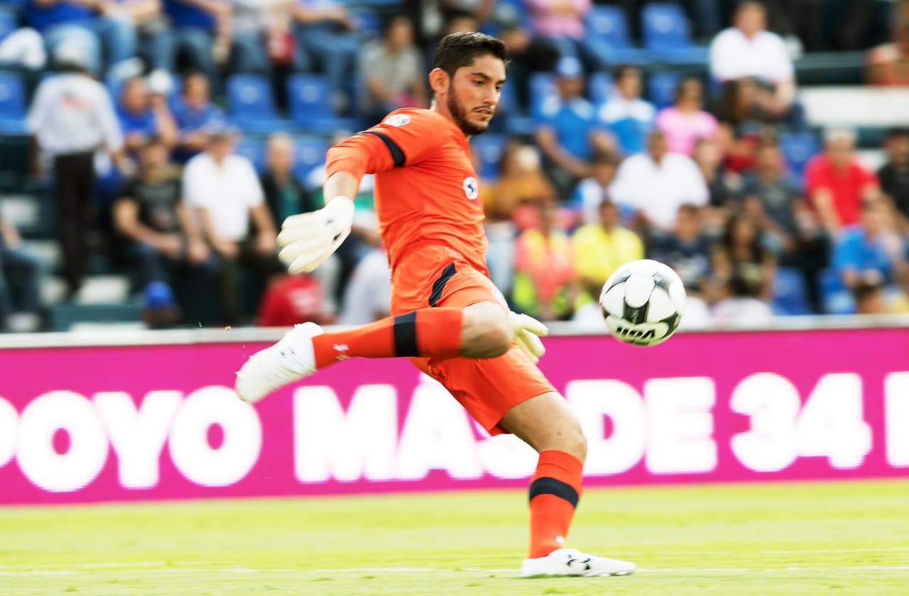 <b>PORTEROS</b>:
<b> Jesús Corona </b>(Cruz Azul) busca adueñarse de la titularidad en el marco mexicano.