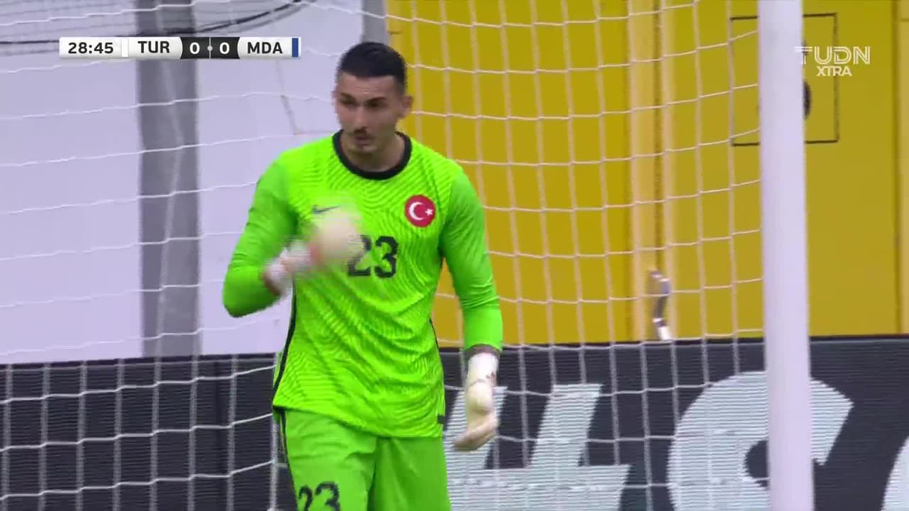 ¡TIRO ATAJADO! disparo por Vitalie Damascan.