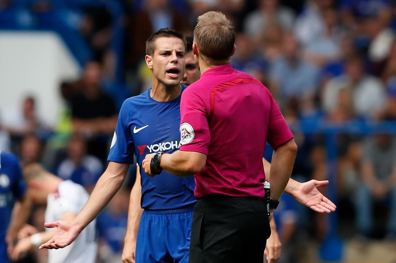 Los excesivos reclamos y el poco fútbol se apoderaron del espíritú 'Blue', que se fue al descanso con una desventaja importante.