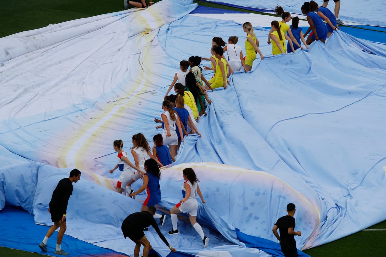 El Parque de los Príncipes, en París, contó con la presencia de miles de aficionados que no se querían perder el comienzo de la Copa del Mundo Femenina. La ceremonia contó con coreografías, colores y la presentación de la artista local Jain en un show muy llamativo.