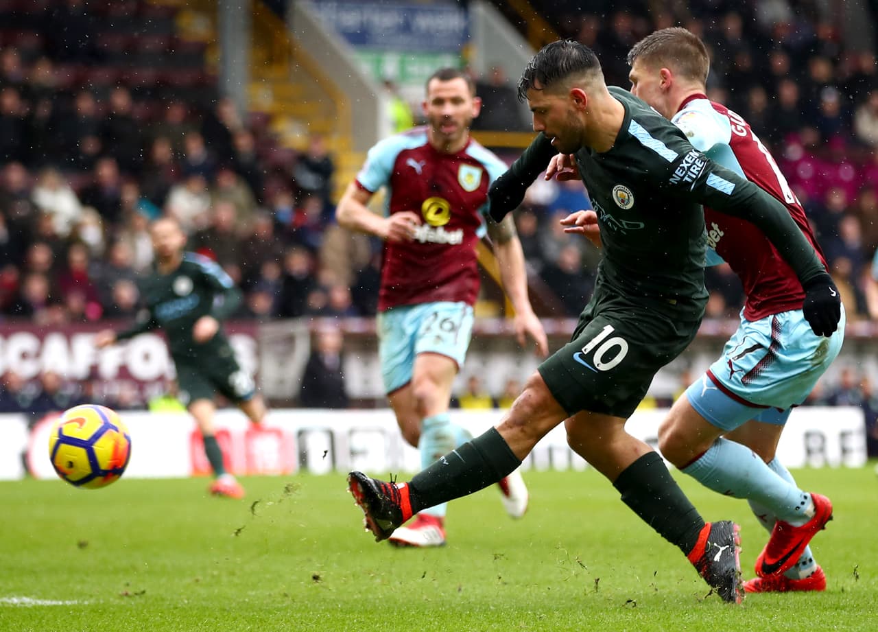 Aguero, Gundogan y compañía pisaban el área del local constantemente, pero el último pase era errado o cuando debían pegarle al arco, buscaban a un compañero.