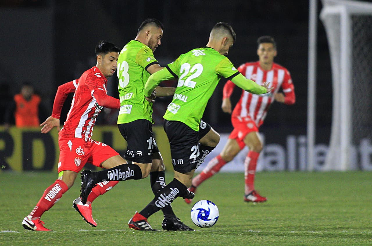 Victor Velázquez (39') y Martin Rabunal (48') le dan la tercera victoria del torneo a los Bravos.