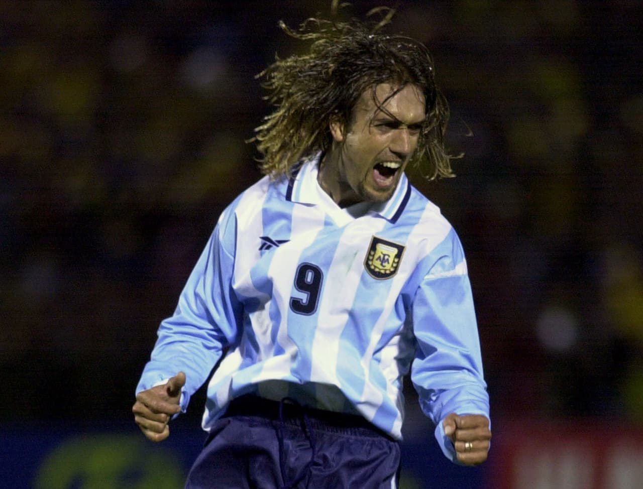 Gabriel Batistuta, el argentino que se distinguió por su larga cabellera y por ser uno de los mejores del mundo en los 90s.