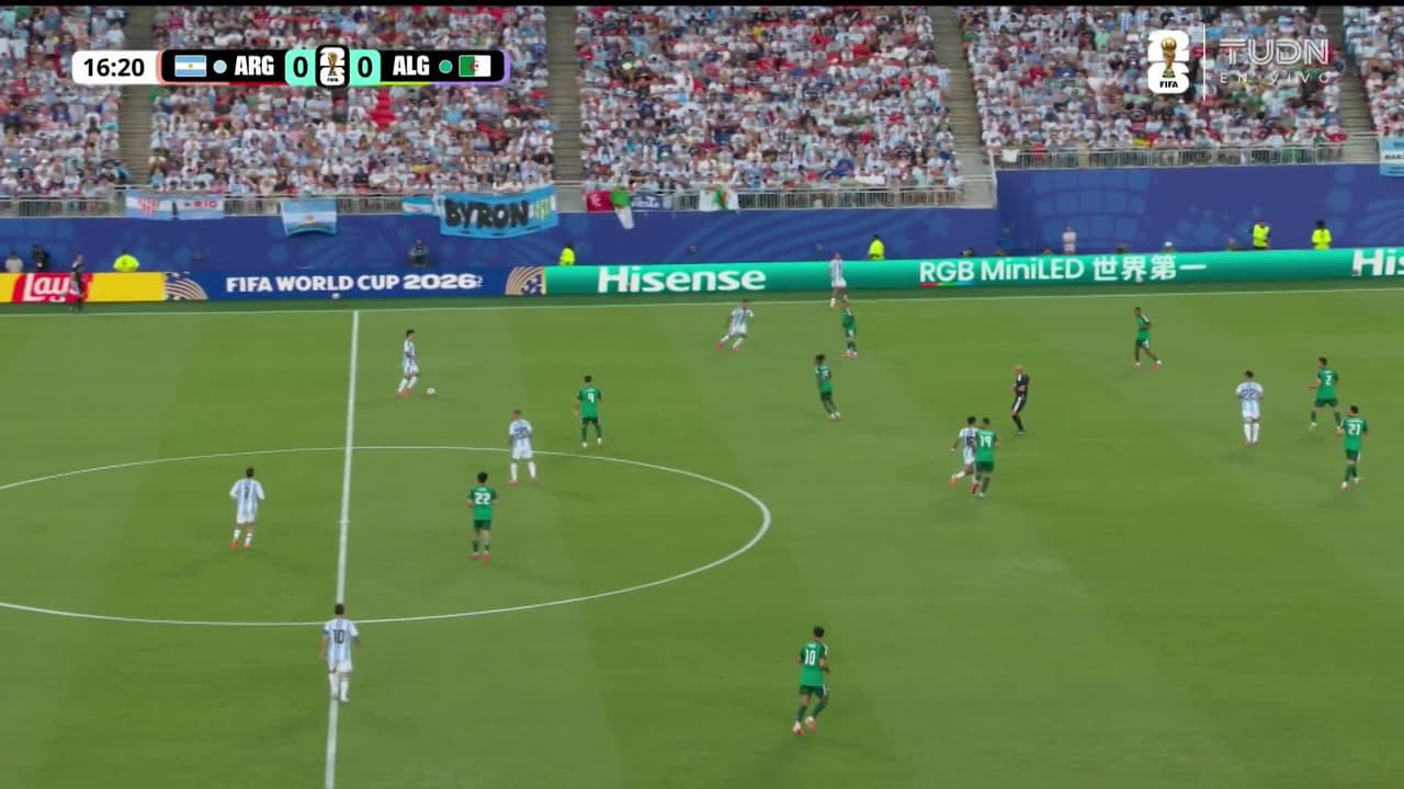 ¡GOL!  anota para Argentina. Lionel Messi