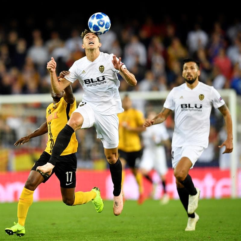 Para el segundo tiempo, Valencia buscó la tranquilidad frente a los 36,480 espectadores en el estadio Mestalla.